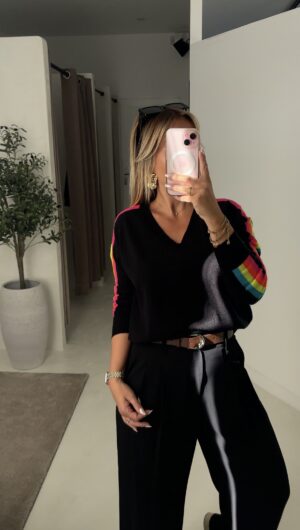 Pull col V noir avec bandes arc-en-ciel