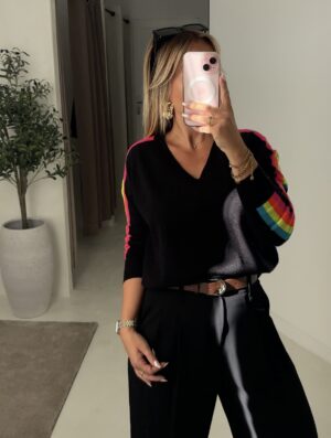 Pull col V noir avec bandes arc-en-ciel