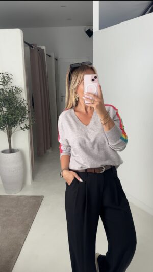 Pull col V gris avec bandes arc-en-ciel