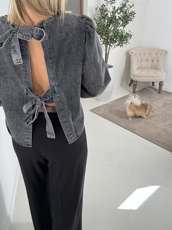 Blouse gris délavé, avec noeuds dans le dos – Image 2