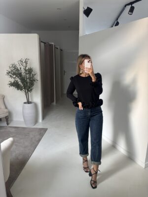 Blouse noire détails volants romantiques aux manches