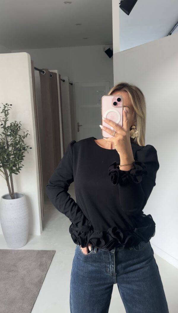 Blouse noire détails volants romantiques aux manches – Image 2
