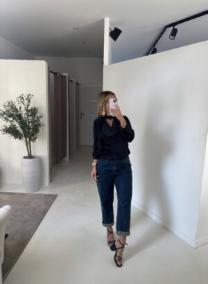 Blouse noire satinée col tombant et col à nouer