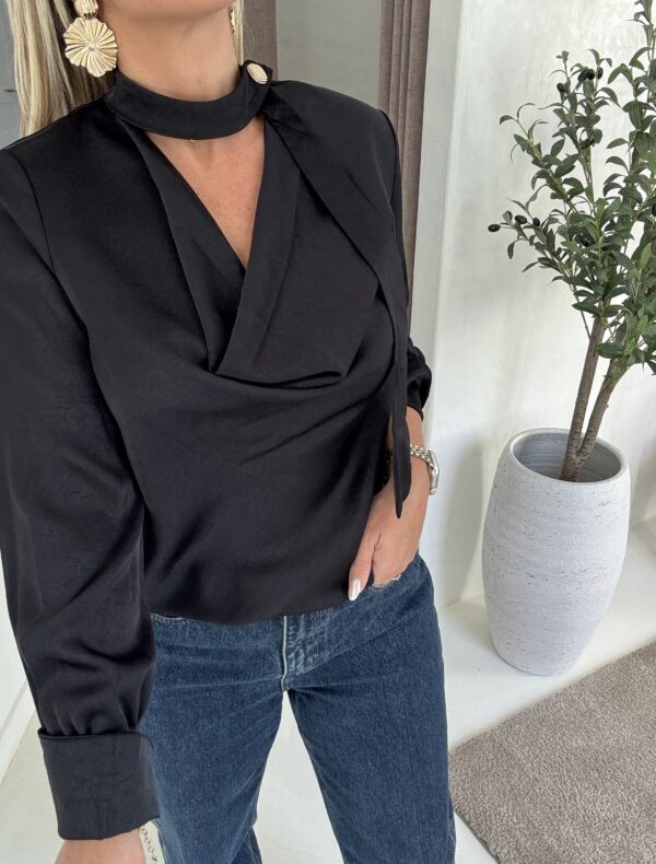 Blouse noire satinée col tombant et col à nouer – Image 2