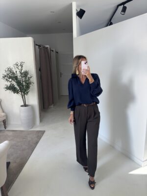 Blouse ample bleu marine col V,  à nouer