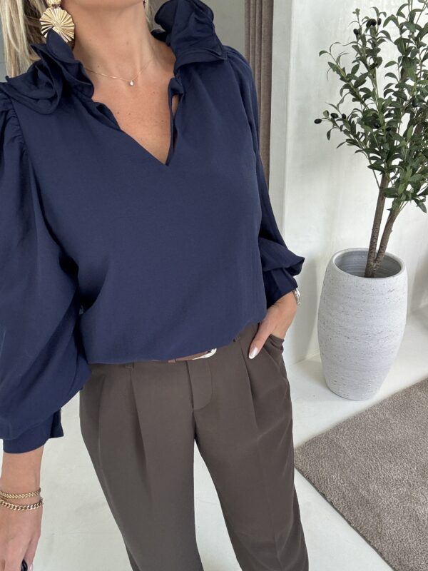 Blouse ample bleu marine col V,  à nouer – Image 2