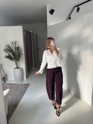 Blouse col V blanche ajourée