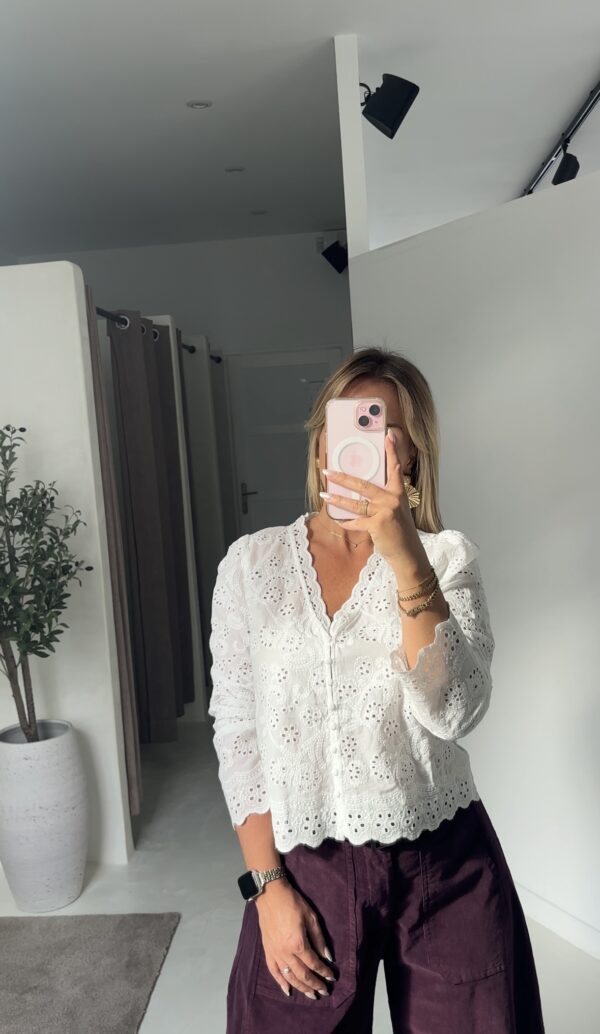 Blouse col V blanche ajourée – Image 2