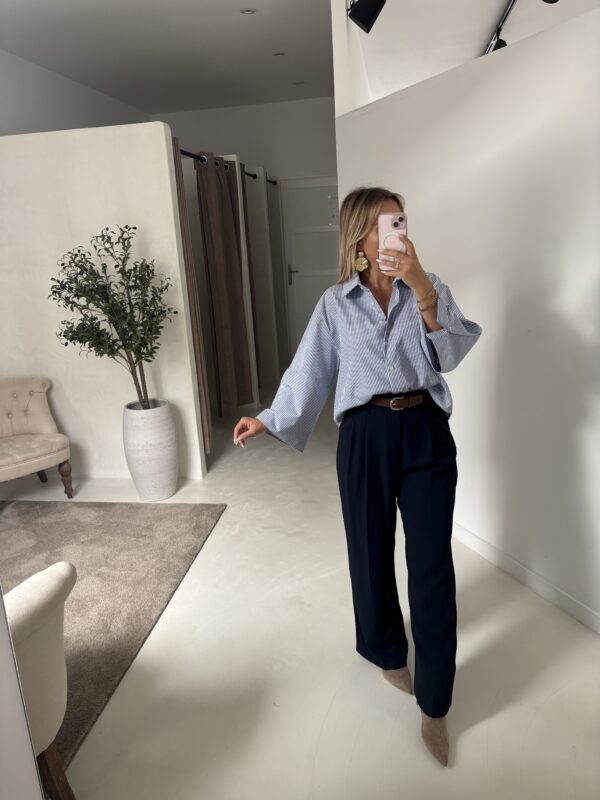Chemise courte blanches à rayures bleues – Image 2