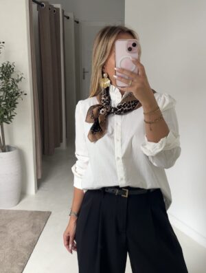 Blouse cintrée blanche, col montant