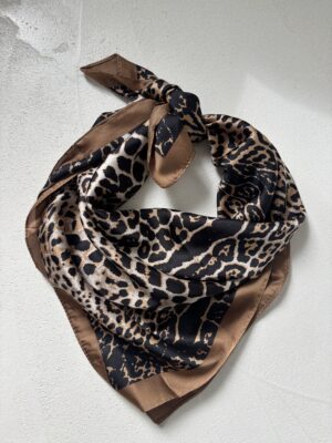 Foulard léopard toucher soie