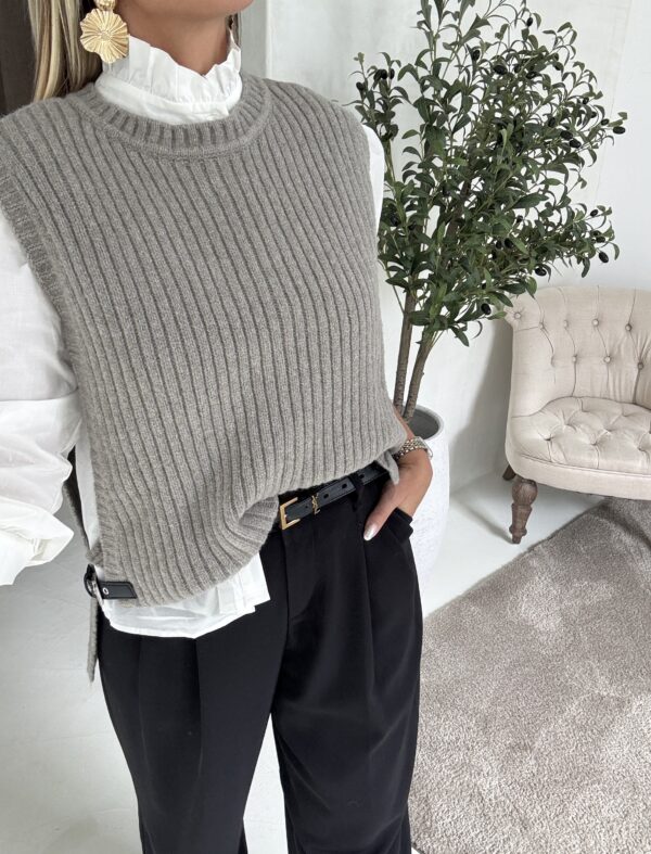 Pull côtelé sans manches avec boucles sur les côtés – Image 2