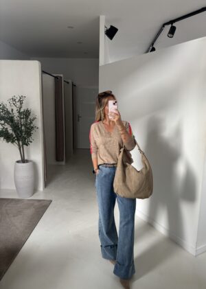 Pull col V beige avec bandes arc-en-ciel