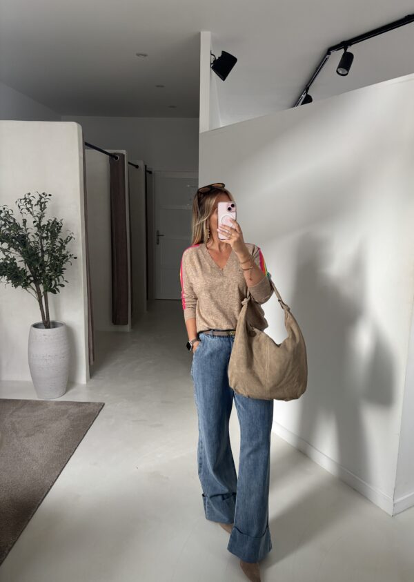 Pull col V beige avec bandes arc-en-ciel