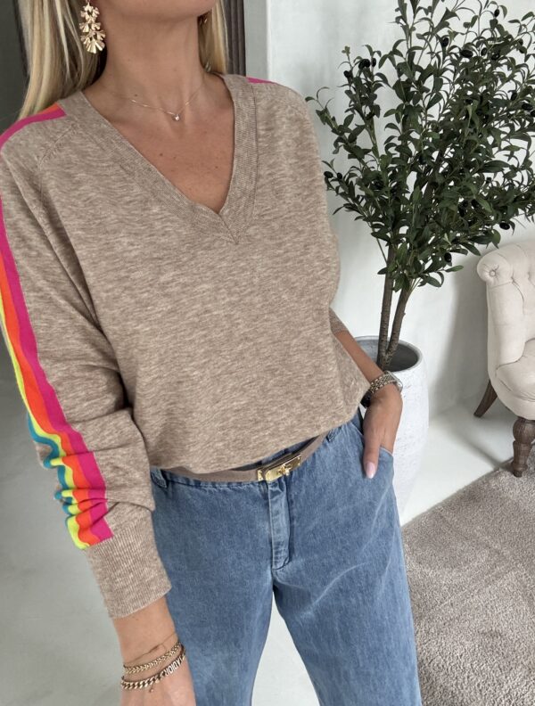 Pull col V beige avec bandes arc-en-ciel – Image 2