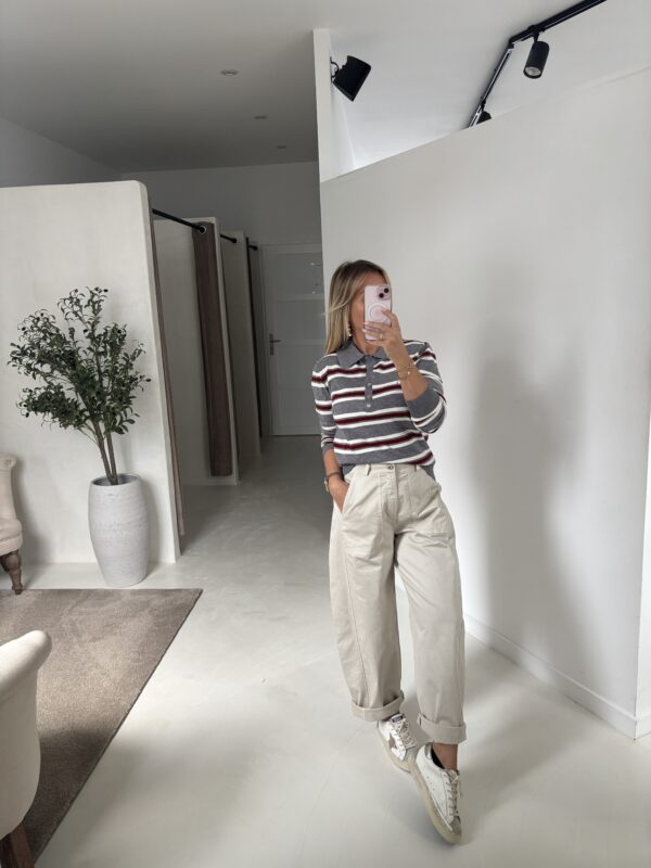Pull polo gris à rayures rouges et blanches – Image 2