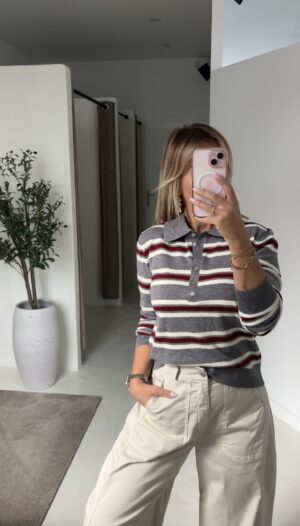 Pull polo gris à rayures rouges et blanches
