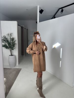 Robe en jean camel délavé, col montant