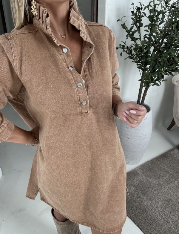 Robe en jean camel délavé, col montant – Image 2