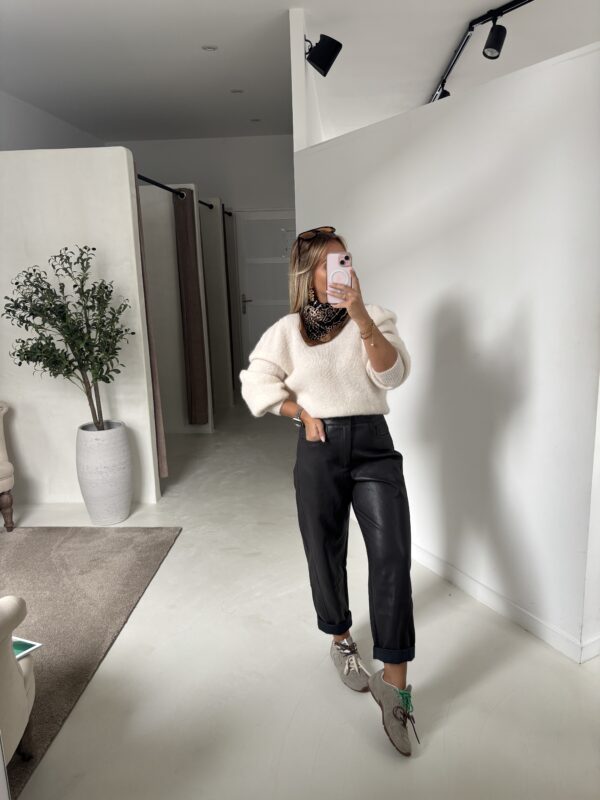 Pantalon simili cuir marron avec coutures décoratives