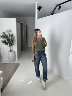 Pull col V kaki avec bandes arc-en-ciel
