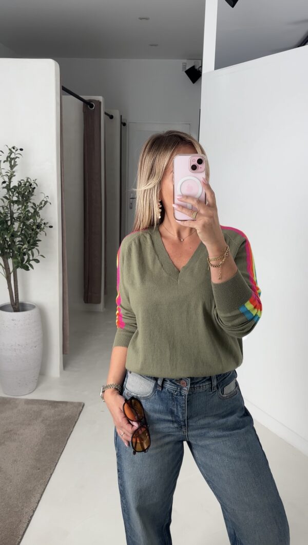 Pull col V kaki avec bandes arc-en-ciel – Image 2