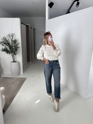 Blouse ajourée ivoire avec volants élégants au col