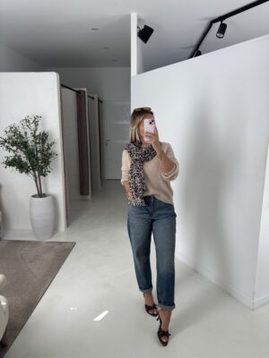 Pull beige col rond, détail couture