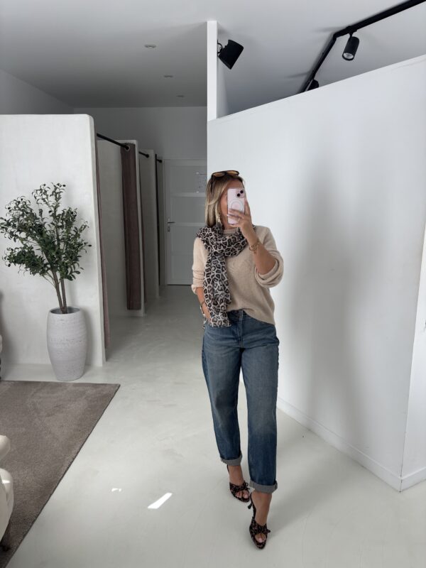Pull beige col rond, détail couture