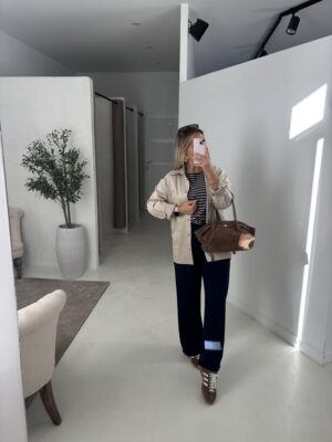 Surchemise en suédine beige clair avec ceinture fine