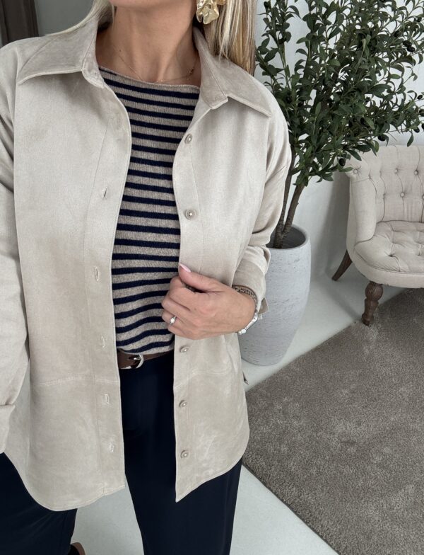 Surchemise en suédine beige clair avec ceinture fine – Image 2