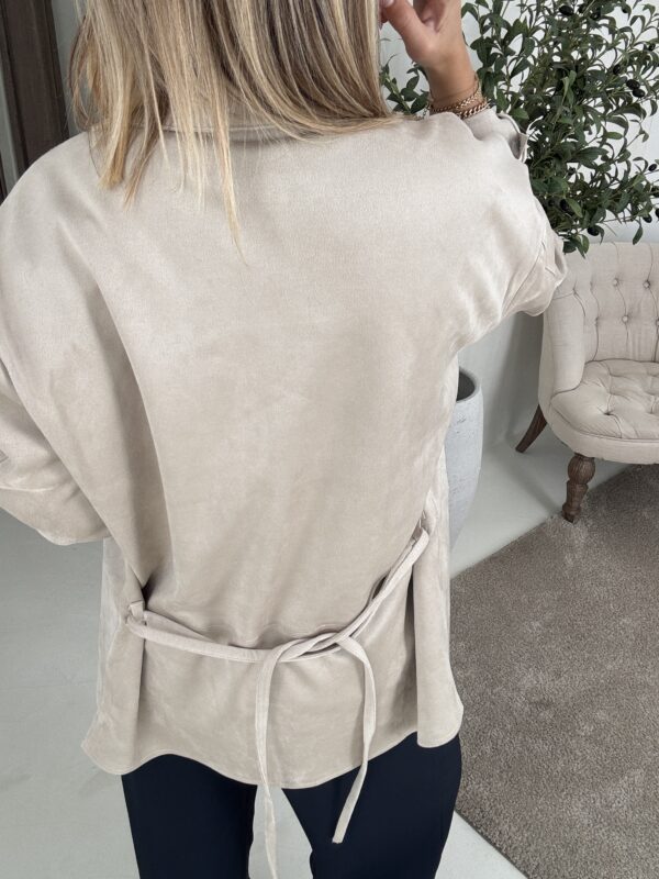 Surchemise en suédine beige clair avec ceinture fine – Image 3