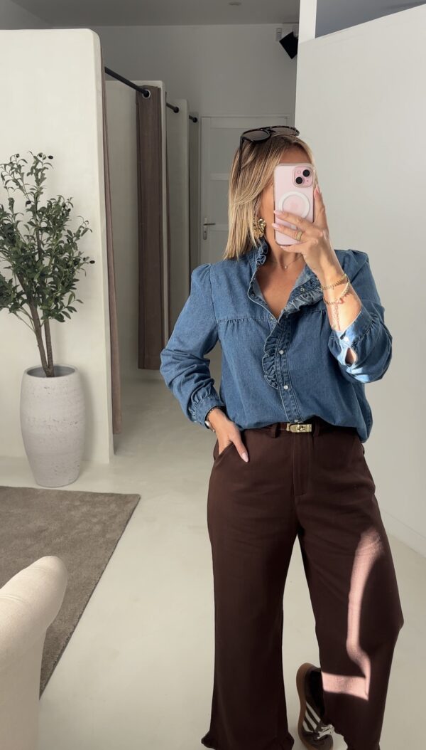 Blouse en jean détails volants et boutons nacrés – Image 2