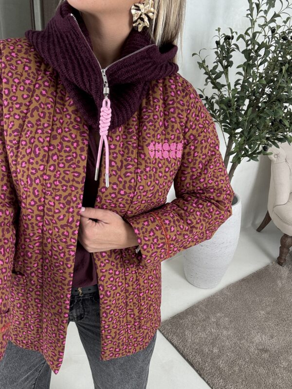 Veste matelassée léopard camel et rose, brodée « amour » – Image 2