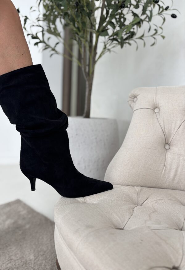 Bottes mi-hautes en suédine noires, bout pointu