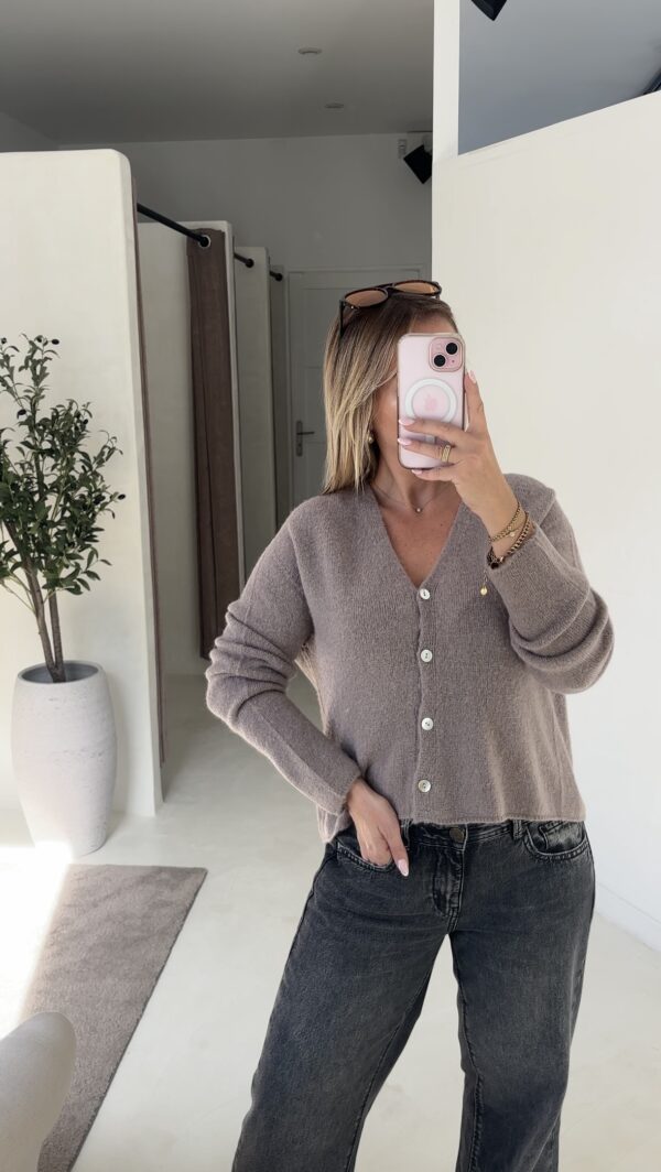 Gilet boutonné taupe clair – Image 2