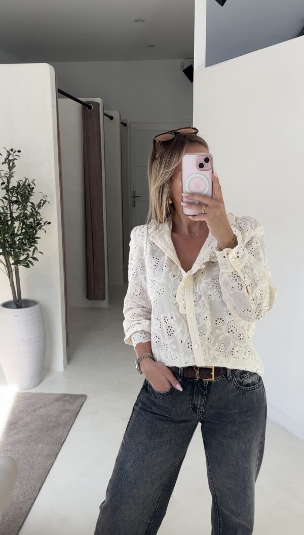 Blouse crème broderies fleurs et ajourée – Image 2