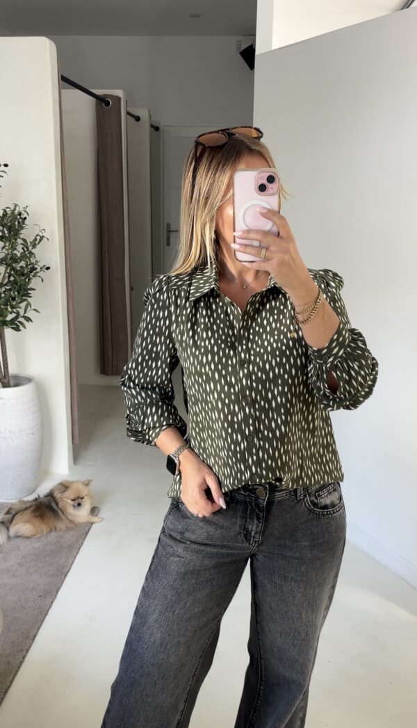 Chemise kaki à motifs taches beige – Image 2