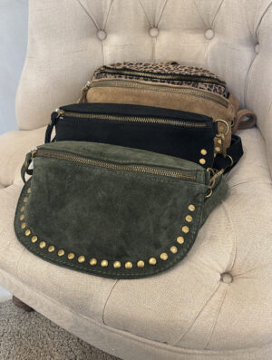 Banane en cuir de vachette, détails cloutés