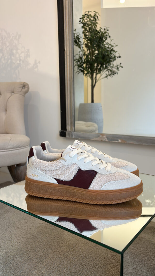 Baskets molletonnées avec détails en cuir bordeaux – Image 4
