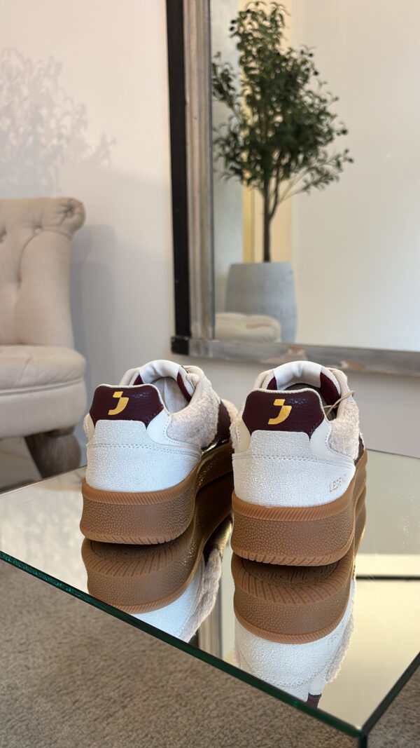 Baskets molletonnées avec détails en cuir bordeaux – Image 3