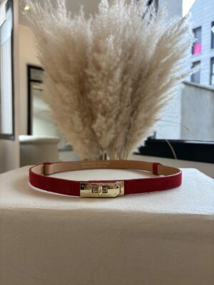 Ceinture en daim rouge avec fermoir doré