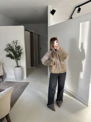Veste courte en fausse fourrure avec manches matelassées
