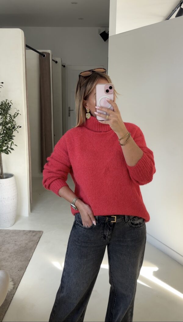 Pull col roulé rouge – Image 2