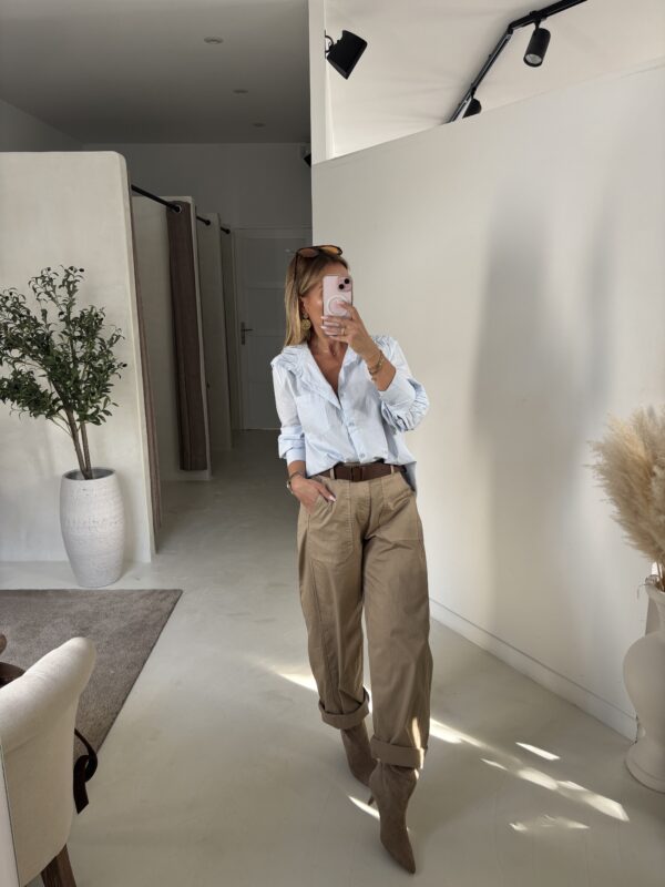 Blouse col montant bleu ciel, détail poche – Image 2