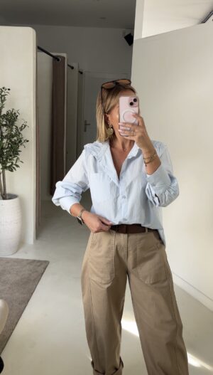 Blouse col montant bleu ciel, détail poche