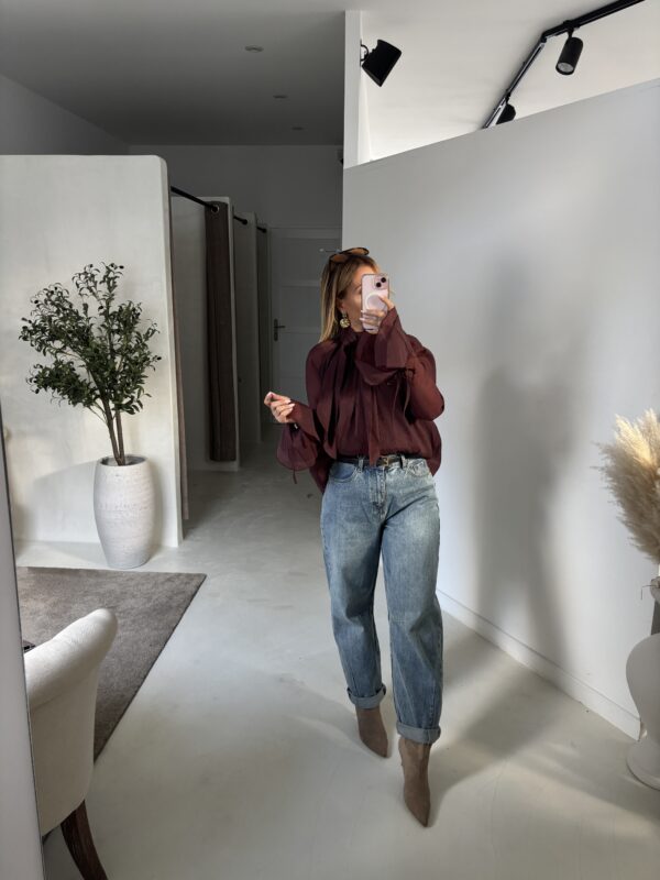 Blouse bordeaux, col à nouer et volants aux manches – Image 2
