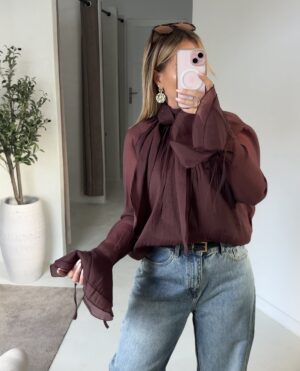 Blouse bordeaux, col à nouer et volants aux manches