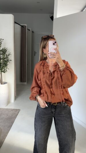Blouse terracotta, détails volants