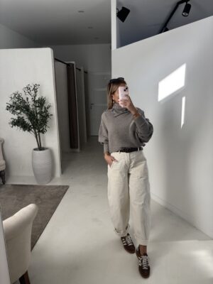 Pull côtelé gris, manches chauve-souris et col montant